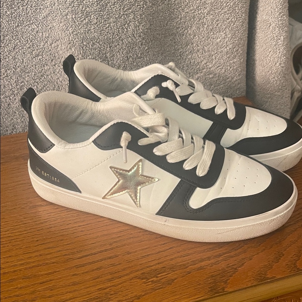 Aura Black and White Athletic Shoes